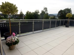 Balkongeländer bzw. Terrassengeländer aus Edelstahl-Rundrohr mit Füllung aus Lochblech gepulvert in anthrazit, Befestigung von oben