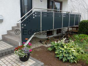 Balkon mit Treppengeländer aus Edelstahl mit Lochblechfüllung, Reinheim, Odenwald
