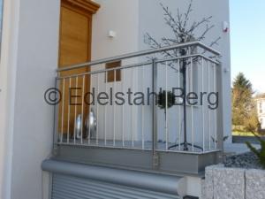 Brüstungsgeländer aus Edelstahl, Pfosten aus Flachstahl gepulvert. Fürth, Hessen