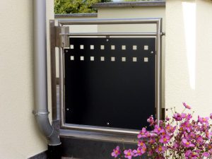 Hoftür aus Edelstahl-Rundrohr mit Füllung aus Lochblech gepulvert in antrazit