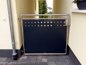 Terrassentür aus Edelstahl-Rundrohr mit Füllung aus Lochblech gepulvert in antrazit