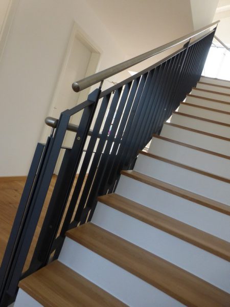Treppengeländer aus Flachstahl gepulvert mit Edelstahlhandlauf, Fürth