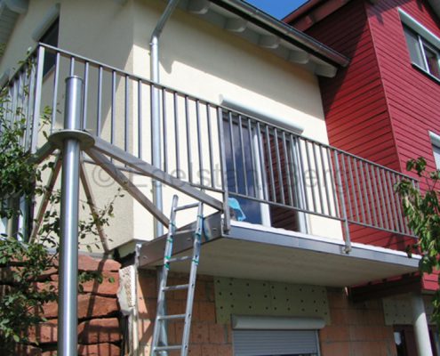 Diese Balkonkonstruktion wurde an einem Haupttragenden Mast praktisch aufgehängt. Die Konstruktion verbindet eine Terrasse mit einem betonierten Balkon. Durch diese Verbindung wurden die beiden Freiräume zu einer Einheit verbunden