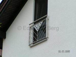 Sicherheit am Haus, Einbruchschutz, Absturzschutz: Fenstergitter aus Edelstahl hier im Fischgätenmuster mit Edelstahl - Lochblech in der Mitte. Fürth, Odenwald, Kreis Bergstraße