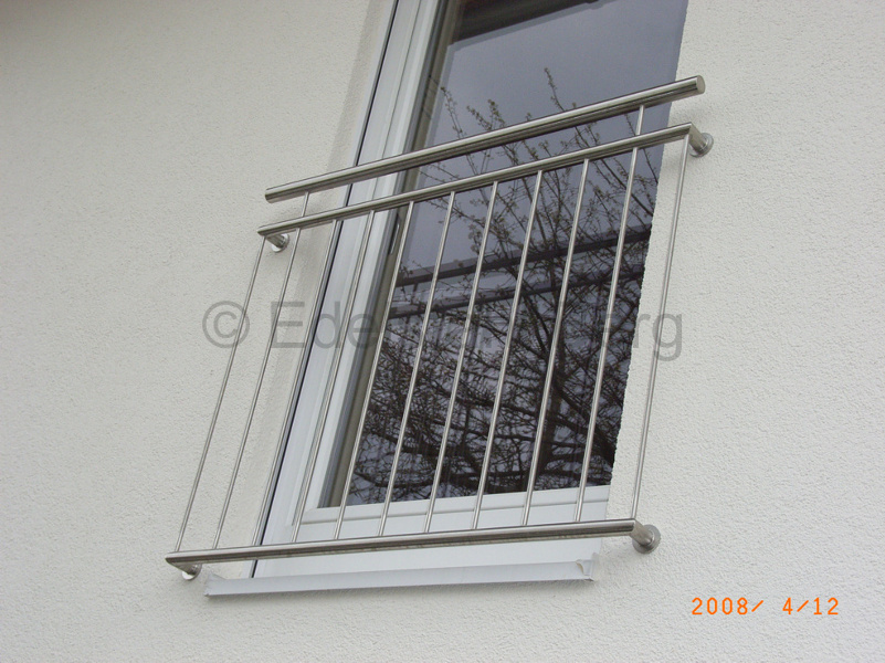 Sicherheit am Haus, Einbruchschutz, Absturzschutz: Fenstergitter aus  Edelstahl mit Füllung aus senkrechten Stäben und mit Handlauf