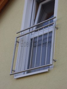 Sicherheit am Haus, Einbruchschutz, Absturzschutz: Fenstergitter aus Edelstahl mit Füllung aus senkrechten Stäben und mit Handlauf aus Edelstahlrohr mit 42,4 mm Durchmesser. Rahmen aus 26,9 mm Edelstahlrohr. Heppenheim, Kreis Bergstraße