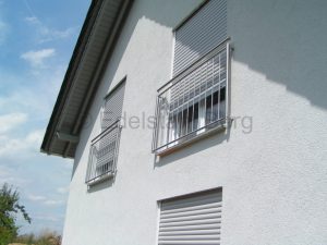 Sicherheit am Haus, Einbruchschutz, Absturzschutz: Fenstergitter aus Edelstahl mit Füllung aus senkrechten Stäben mit 12 mm Durchmesser und mit Handlauf und Außenpfosten aus Edelstahlrohr mit 42,4 mm Durchmesser. Ober- und Untergurt aus 26,9 mm Edelstahlrohr. Fürth, Odenwald, Kreis Bergstraße