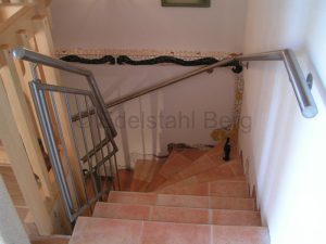 Treppengeländer aus Edelstahl für eine Innentreppe. Hier wurden die Pfosten aus 42,4 mm Rundrohr senkrecht hoch gebaut, die Füllung seitlich versetzt angebracht und an die verschiedenen Steigungen angepaßt. Rechts bzw. außen verläuft ein Handlauf aus Edelstahlrohr Durchmesser 42,4 mm. Messel, Kreis Darmstadt, Hessen. - Bild 7