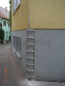 Rammschutz für ein Wohnhaus aus Edelstahl. Wiesloch bei Heidelberg, Rhein-Neckar-Kreis