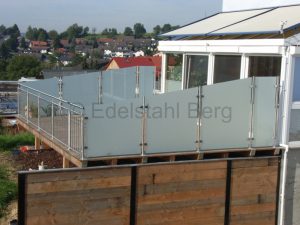 Wind- und Sichtschutz aus weißen Kunststoffplatten (in vielen Farben erhältlich) an Pfosten aus Edelstahl mit Schrauben an angeschweißten Laschen befestigt. Heppenheim, Kreis Bergstrasse, Südhessen
