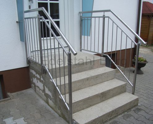 Treppengeländer aus Edelstahl an einer geraden Außentreppe mit Füllung aus senkrechten Stäben (Durchmesser 12 mm), Befestigung von der Seite. Schwanheim, Bensheim, Kreis Bergstrasse
