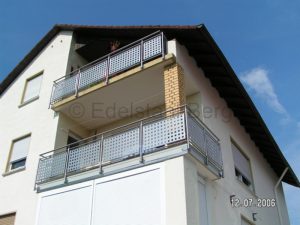 Balkongeländer aus Edelstahl mit Füllung aus Edelstahl-Lochblech mit Quadratlochung. Das Blech wird mit Einfassprofilen eingefasst. Befestigung von vorne. Bensheim, Kreis Bergstrasse