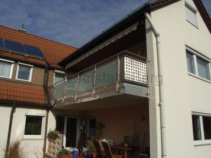 Balkongeländer aus Edelstahl mit Füllung aus „Milch“glas (VSG aus 2 x TVG mit weißer Folie) und ein Feld mit Lochblech aus Edelstahl