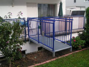 Steg oder Brücke aus Stahl verzinkt und Geländer blau gepulvert