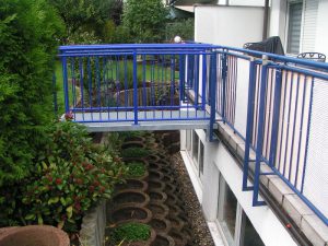 Steg oder Brücke aus Stahl verzinkt und Geländer blau gepulvert