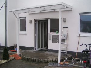 Vordach aus Aluminium weiß gepulvert mit Eindeckung aus Stegdoppelplatten Bild 5